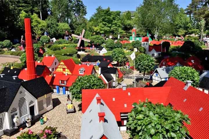 O parque é dividido em 11 setores temáticos, com destaque para a Miniland, repleta de reproduções de lego de cidades e edifícios do mundo todo. 

