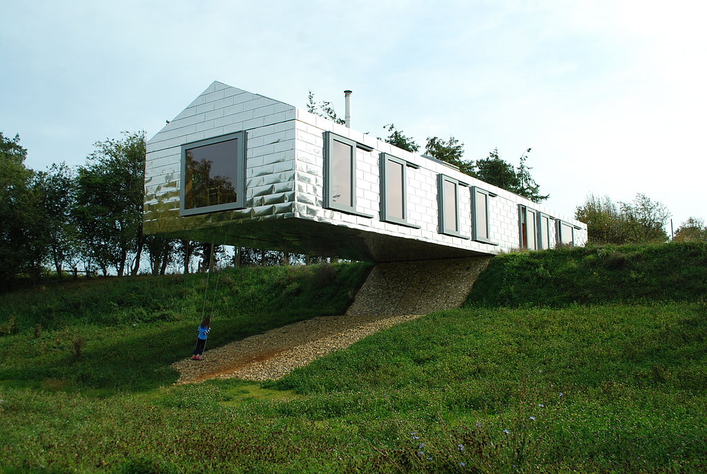 Balancing Barn - Inglaterra - O celeiro com chapas de metal reflexivo, construído sobre um balanço em 2010, em Suffolk, causa o, pois parece desafiar a gravidade. Tem 30m de comprimento e um balanço de 15m de declive. 