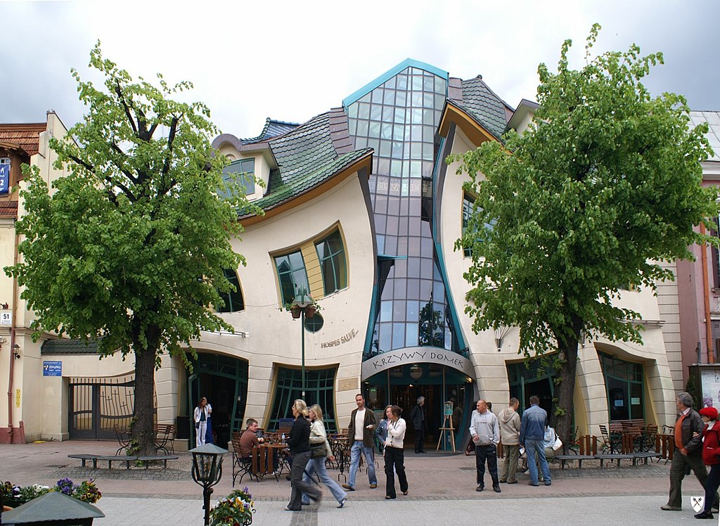 Krzywy Domek - Sopot - Polônia - O imóvel construído de forma irregular fica na cidade de Sopot e faz parte do centro comercial Rezydent. Foi erguido em 2004 e ocupa uma área de 4.000 m². Seu nome significa casa curva ou casa retorcida