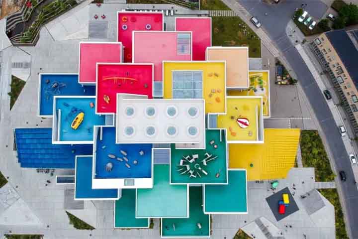 Além da sede da empresa e do Legoland, Billund ainda abriga a Lego House, edifício de 12 mil metros quadrados composto por 25 milhões de peças Lego. 
