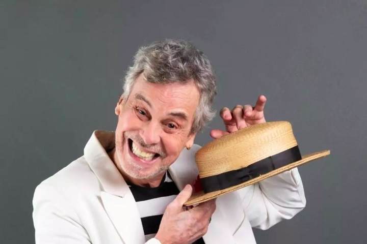 Aos 72 anos, Carlinhos continua ativo no cenário cultural, apesar dos problemas de saúde.