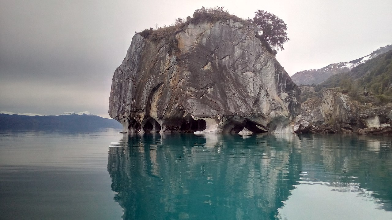 Suas águas cristalinas e as impressionantes formações rochosas, como as Capillas de Mármol, atraem turistas de todo o mundo. A região é ideal para atividades como pesca esportiva, navegação e exploração de cavernas.
