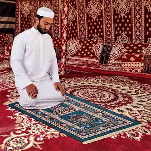 Em algumas culturas, tapetes também têm funções religiosas, como os tapetes de oração islâmicos, usados para marcar o local e a direção da reza.