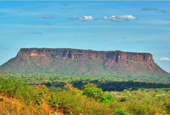 Apresenta cachoeiras, cânions, pinturas rupestres e o Morro do Chapéu, com sua característica forma de mesa, considerado um dos picos mais importantes do Brasil.