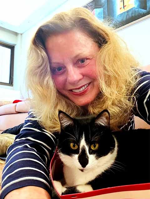 Durante o bate-papo, a atriz também comentou de forma descontraída sobre boatos que envolvem sua vida pessoal. “’Ah, ela casou com um bilionário’. Onde isso? Eu só gosto de homem pobre”. 
