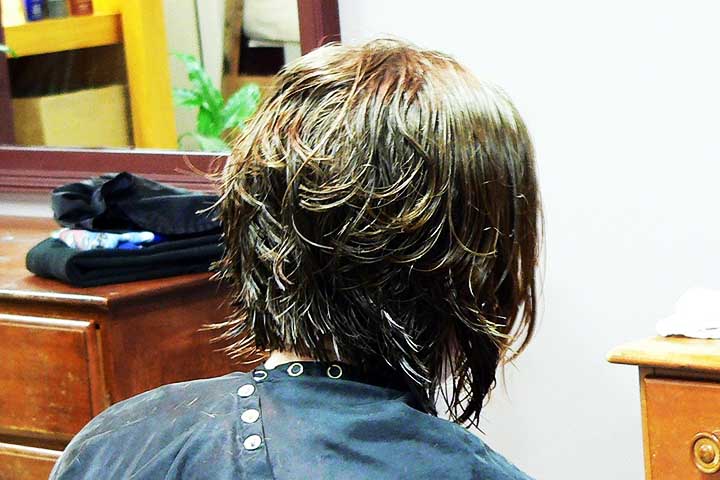 Cuidados com o cabelo: o bicarbonato pode ser útil para limpar o cabelo, removendo o excesso de oleosidade e a caspa, além de abrir as cutículas capilares e facilitar a absorção de nutrientes de cremes hidratantes.