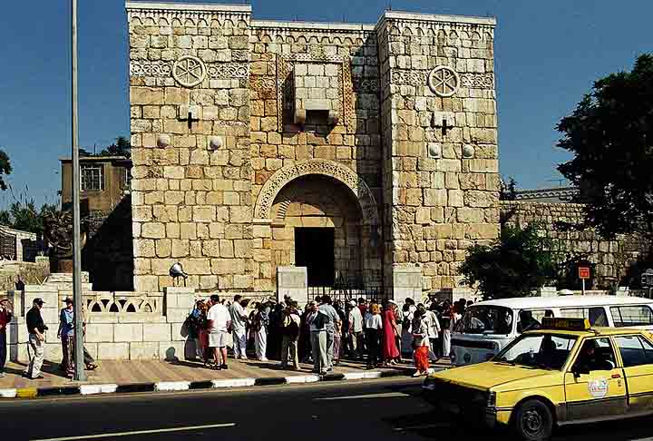 A capela de São Paulo foi reconstruída em 1867 e reestruturada em 1973. Em Damasco, acha-se também o lugar em que a tradição coloca o episódio da conversão do santo, no bairro Al Tabbaleh, onde os franciscanos da Custódia da Terra Santa haviam edificado uma capela, em 1925.
