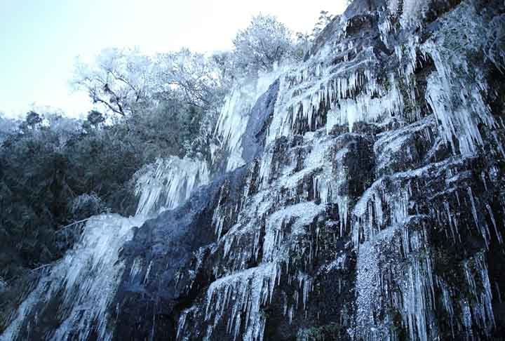 Já a cascata que congela é uma pequena queda d’água, que fica a 1.580 metros de altitude. A atração chama a atenção pelo visual, e fica a 700 metros do Morro das Antenas.