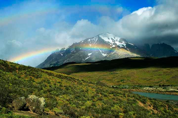 Parque Nacional Torres del Paine - Cidade: Região de Magallanes, Chile - A proximidade com os Andes e o clima volátil da Patagônia, com ventos fortes, chuvas repentinas e céus claros, criam condições propícias para a formação de arco-íris em meio à paisagem montanhosa e lagos azuis.
