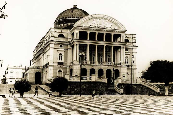 José de Anchieta evidenciou a implantação do teatro no Brasil com o interesse de catequizar os índios para o catolicismo e impedir os hábitos condenáveis dos colonizadores portugueses, sendo assim uma idéia mais religiosa do que artística.