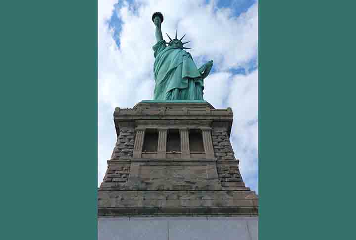 Para visitar a Ilha e a Estátua, o turista deve pegar o barco que sai de Battery Park, em Lower Manhattan. Há também a opção de sair do Liberty State Park, em Jersey City, Nova Jersey, caso alguém esteja hospedado naquela região.