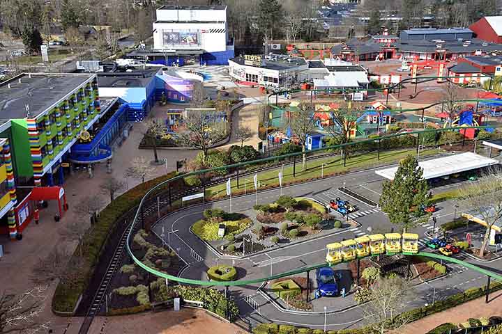 O parque fica bem próximo ao aeroporto da cidade, o segundo mais movimentado da Dinamarca. 
