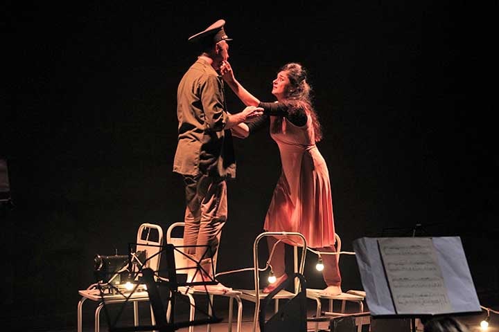 Ao longo dos anos o teatro foi se espalhando pelo mundo, até que durante a Idade Média, assumiu uma abordagem mais religiosa, com encenações ligadas a eventos da Bíblia e do Cristianismo. 