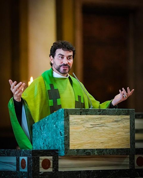 Atualmente, ele apresenta o programa Direção Espiritual, transmitido pela TV Canção Nova. Em dezembro de 2019, entrou no ranking do instituto QualiBest como um dos maiores influenciadores digitais do Brasil.
