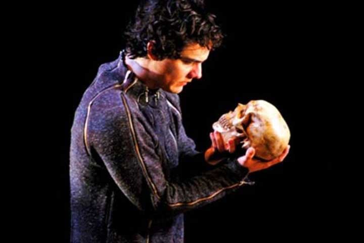 O teatro, no Renascimento, passou a ser valorizado como forma de entretenimento e expressão artística. Essa também é a época das grandes obras do dramaturgo inglês William Shakespeare, como Romeu e Julieta e Hamlet.