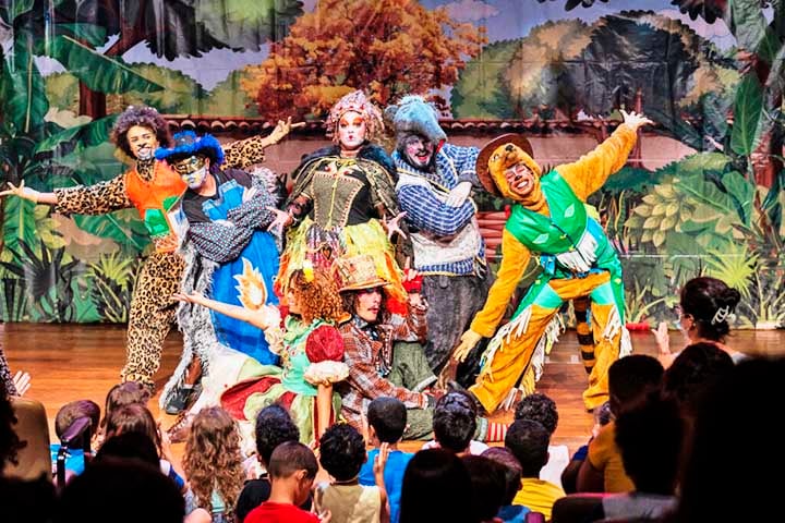 O primeiro diretor de coro foi Téspis, convidado pelo tirano Pisístrato para dirigir a procissão de Atenas. Ele foi responsável por desenvolver o uso de máscaras para representar. Essa ousadia o trouxe a alcunha de criador do teatro.