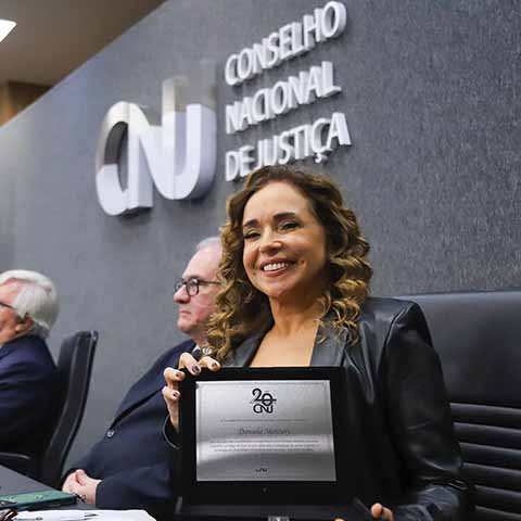 Além do sucesso musical, Daniela Mercury é reconhecida por seu engajamento social. Em 2008, ela criou o Instituto Sol da Liberdade, que realiza o projeto Caravana da Música, oferecendo experiências artísticas para crianças e formação para professores em diversas cidades do Brasil. 
