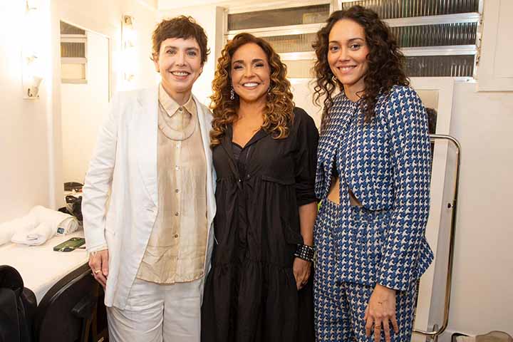 Em sua carreira, Daniela Mercury lançou 12 álbuns de estúdio, seis ao vivo e cinco coletâneas, totalizando mais de 11 milhões de discos vendidos mundialmente.
