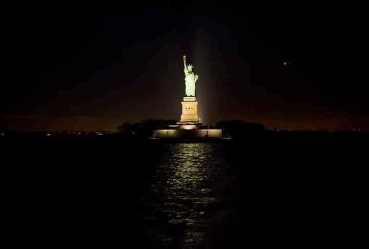 O passeio inclui também uma parada na Ellis Island, a ilha onde a maioria dos imigrantes parava inicialmente quando chegava aos Estados Unidos muitos anos atrás e onde se encontra hoje o Museu da Imigração.