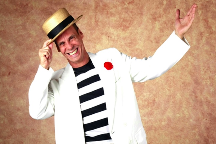 Nascido em 25 de setembro de 1953, no Rio de Janeiro, ele cresceu no bairro de Marechal Hermes, subúrbio carioca. 