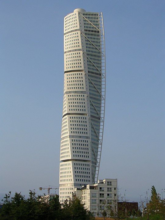 Turning Torso - Suécia - Este arranha-céus situado na cidade de Malmö, tem 190m de altura, com 54 andares. Ele faz uma espécie de giro de 90 graus, como se estivesse torcendo o edifício. 