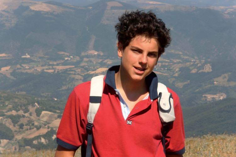 Carlos Acutis era apaixonado por tecnologia e usava a internet para evangelizar, o que lhe rendeu os apelidos de "influenciador de Deus" e "ciberevangelista". 