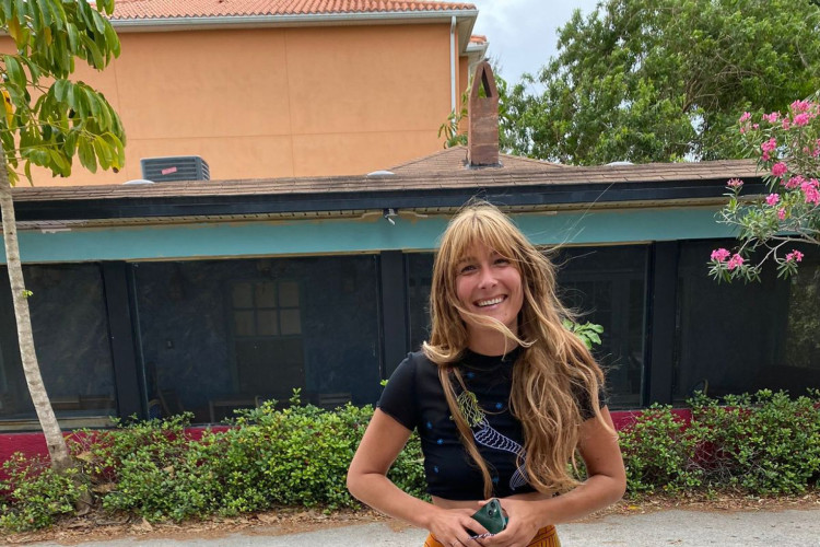 Em foto feita por f&atilde;, Jade Castrinos aparece com cabelo longo