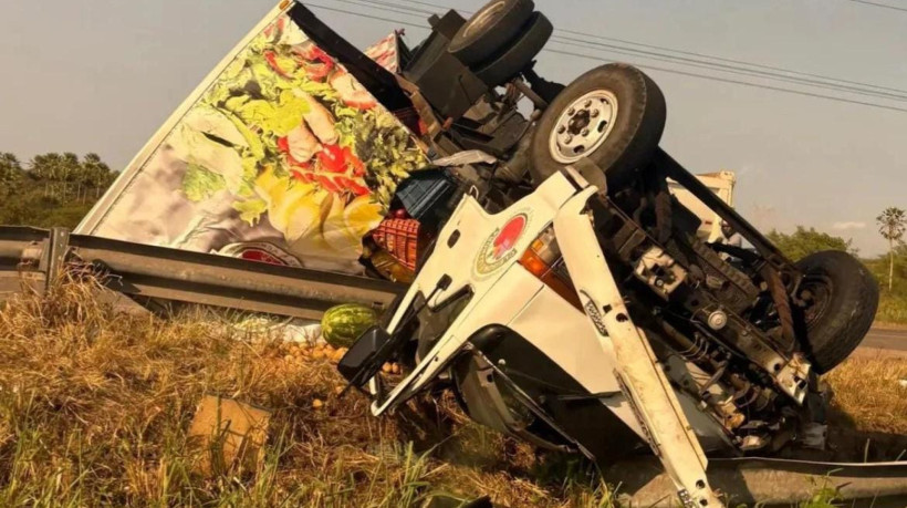 Caminhão tombou na madrugada desta quinta-feira, 4, CE-010, em Maracanaú