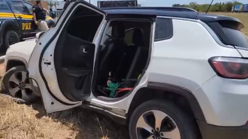 Carro transportava diversos produtos furtados e foi interceptado em trecho na BR-116, em Aquiraz