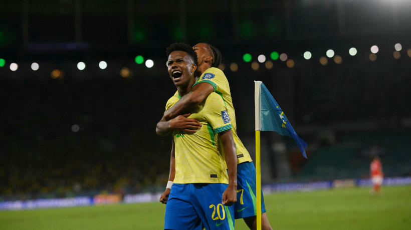 O atacante Estêvão, do Chelsea, comemorando gol pela seleção brasileira contra o Chile, no Maracanã