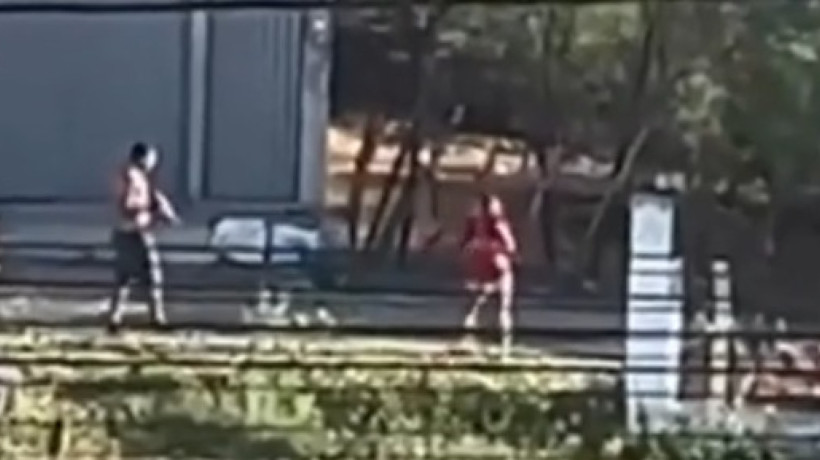 O homem estava com uma foice em mãos e, ao perceber a presença da viatura, tentou fugir, mas foi alcançado e detido