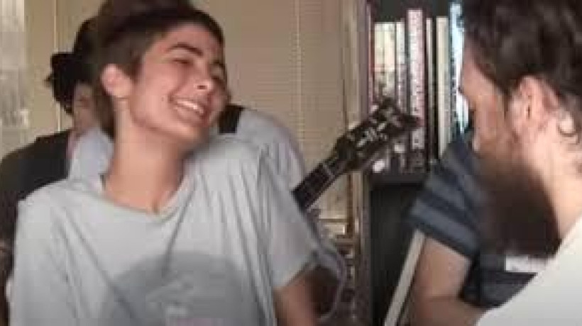 Em viral no X, antigo Twitter, Jade Castrinos aparece cantando os versos da música Home