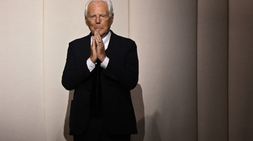 O grande nome da moda italiana Giorgio Armani morreu aos 91 anos "cercado por seus entes queridos", informou sua empresa em 4 de setembro de 2025. (Foto de Bertrand GUAY / AFP)


