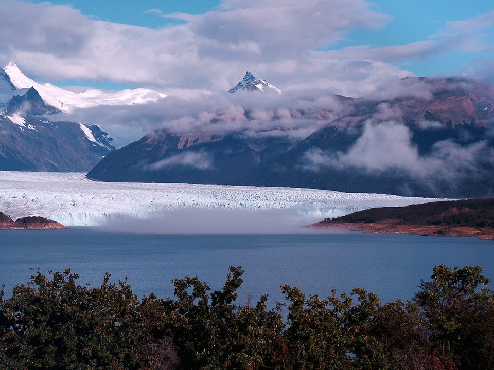 Suas águas de coloração azul-turquesa são alimentadas por diversos glaciares, tornando-o um destino imperdível para os amantes da natureza e da fotografia. 