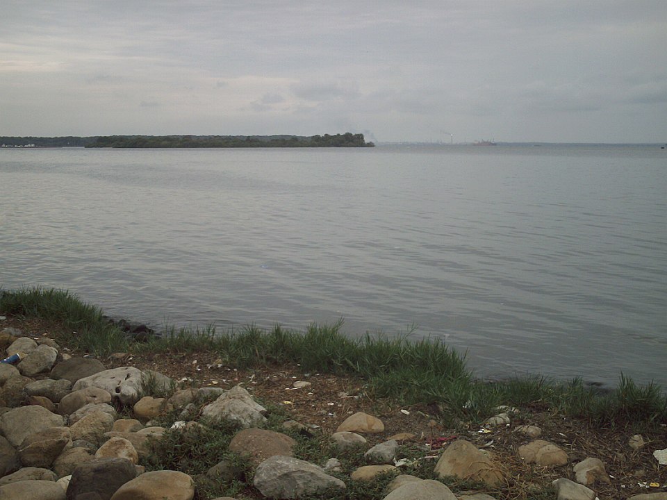 Agora, abramos uma exceção aqui! Embora tecnicamente seja uma baía, o Lago Maracaibo é frequentemente considerado o maior lago da América do Sul, com uma área de aproximadamente 13.210 km². No entanto, muitos geógrafos o classificam de fato como uma baía, já que tem ligação direta e ampla com o Mar do Caribe.
