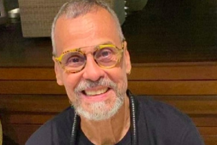 Além disso, comanda o programa Samba Social Clube na Rádio Tupi, difundindo a importância da música brasileira.