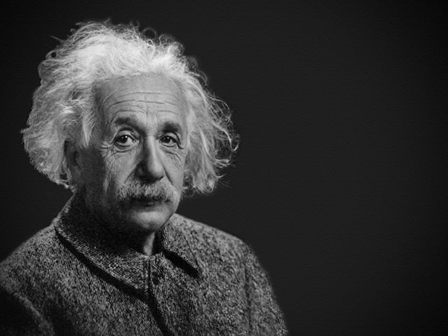 Entretanto, essa ideia de imprevisibilidade e acaso foi posta em xeque por Albert Einstein, que, em sua busca por um universo ordenado e lógico, disse: Deus não joga dados com o Universo.