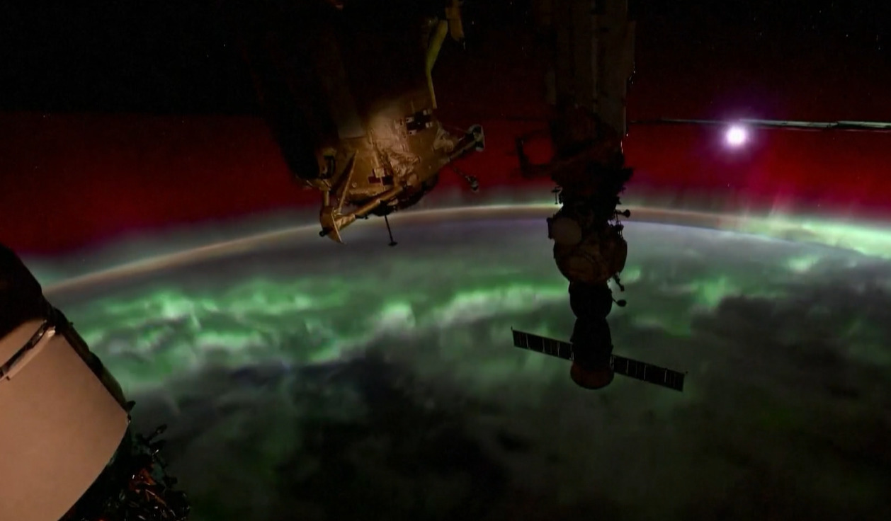 As imagens foram disponibilizadas pela Nasa e mostram auroras boreais vermelhas e verdes enquanto a Lua se põe e o Sol nasce, iluminando a espaçonave Soyuz.  