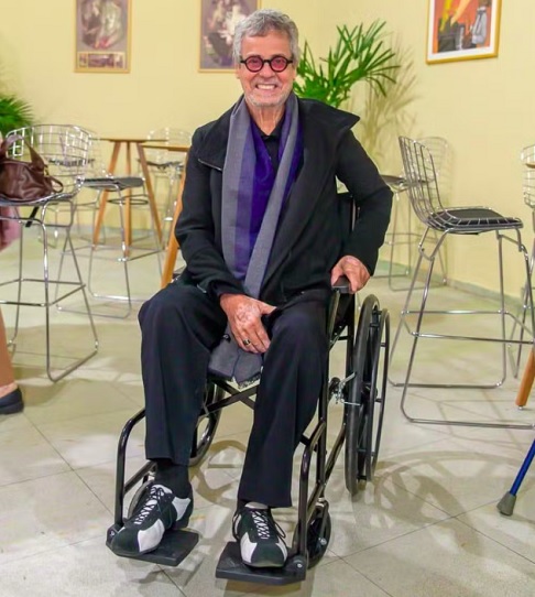 Carlinhos tem usado muletas e cadeira de rodas dependendo da situação. Ele relatou que, durante uma viagem ao Rio Grande do Sul em junho, sentiu dores tão intensas que não conseguia colocar o pé no chão e caiu. Precisou de morfina para aliviar a dor e dormir.