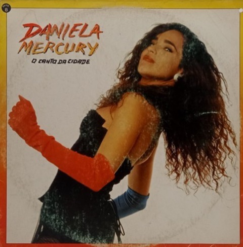 Em 1992, ela lançou o álbum O Canto da Cidade, que se tornou um marco na música brasileira, popularizando a axé music e conquistando o público nacional e internacional. 
