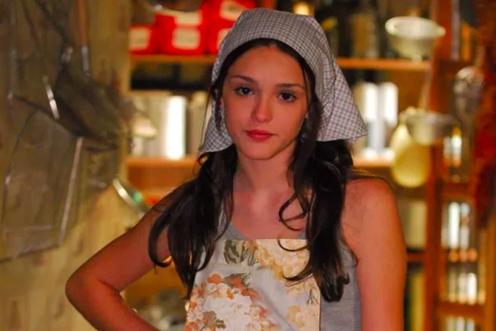 Após o sucesso no “Sítio”, Isabelle participou de diversas novelas e séries de destaque. Um de seus papéis mais memoráveis foi o de Bianca em “Caras e Bocas”, de 2009.