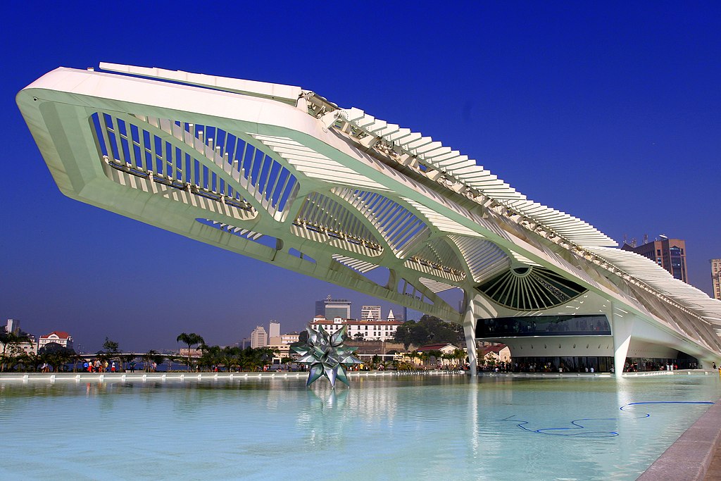 Museu do Amanhã - Brasil - Também projetado pelo espanhol Santiago Calatrava, o moderno museu no Rio de Janeiro, aberto em 2015, fica num pier na Baía de Guanabara.  Tem espinhas solares que se movem ao longo da claraboia e se adaptam às mudanças climáticas.