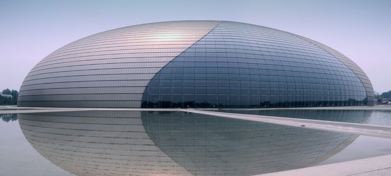 Grande Teatro Nacional  - China - Também chamado de Centro Nacional de Artes Cênicas, fica em Pequim. Inaugurado em 2007, tem uma enorme estrutura em titânio que parece estar cortada ao meio, rodeada por um lago artificial. A cúpula fica a 46m de altura. 