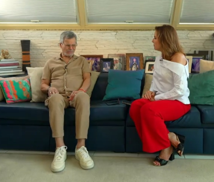 O dançarino e coreógrafo Carlinhos de Jesus se emocionou e chorou ao dar entrevista à repórter Renata Capucci no Fantástico, da Globo.