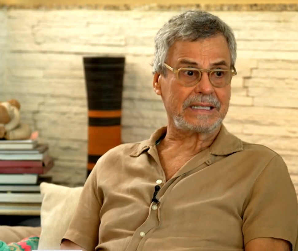 Carlinhos sofre de bursite trocantérica bilateral, doença autoimune que afeta a região do quadril, e disse que os sintomas se agravaram em junho.