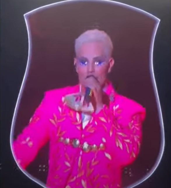 Em um dos shows, o cantor Christian Chávez surpreendeu o público e cantou um trecho da música “Voando pro Pará” (do refrão Eu vou tomar um tacacá), que viralizou na internet na voz da Joelma.