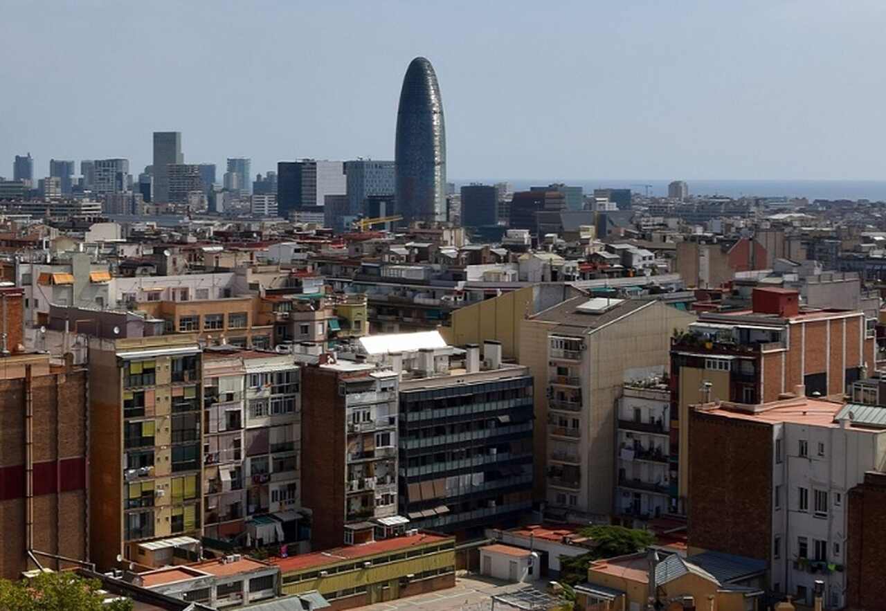 Torre Agbar - Inaugurada em 2005, a Torre Agbar é um dos marcos modernos de Barcelona, projetada pelo arquiteto Jean Nouvel. Com sua forma cilíndrica e fachada colorida, a torre é um exemplo da arquitetura contemporânea na cidade.