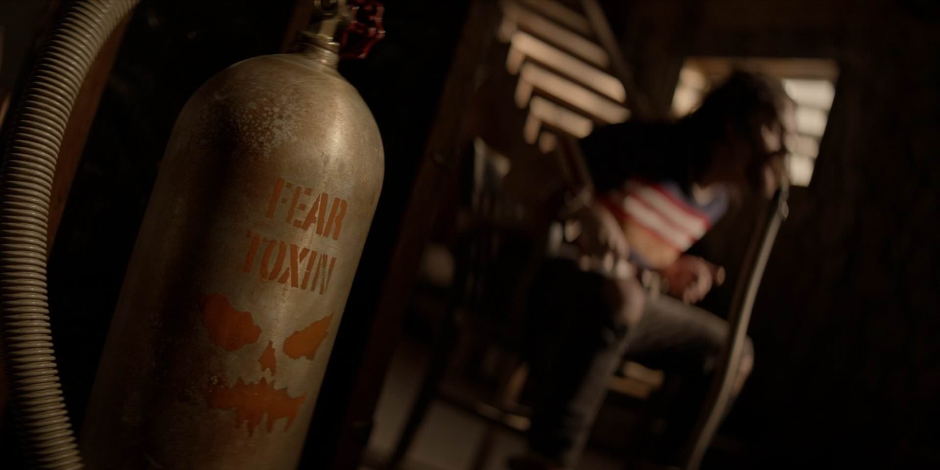 Toxina do Espantalho: Introduzida em 1941 (DC Comics), a toxina do medo criada pelo vilão Espantalho provoca alucinações intensas nas vítimas, levando-as a confrontar seus maiores medos e fobias. 
