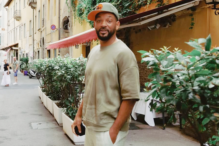 O ator, hoje com 56 anos, se envolveu em uma polêmica durante o Oscar de 2022: ao dar um tapa no rosto do comediante Chris Rock, Smith foi suspenso pela Academia de Artes e Ciências Cinematográficas por 10 anos. A agressão se deu após uma piada sobre a cabeça raspada de sua esposa, Jada Pinkett Smith, que sofre de alopecia areata. 

