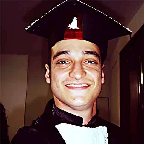 Natural do Norte de Santa Catarina, Tiago Scheuer nasceu no dia 16 de maio de 1983 e é formado em Comunicação e Jornalismo pela Universidade do Vale do Itajaí (Univali), onde estudou entre 2001 e 2005.